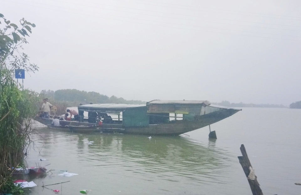 Bé gái 4 tuổi bị mất tích sau khi đi vệ sinh ở bờ sông - 3
Đến cuối giờ chiều công tác tìm kiếm cháu bé tạm thời dừng lại