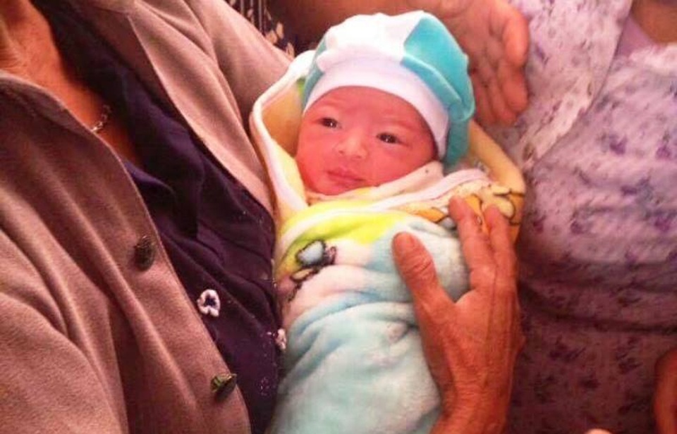 Bé gái sơ sinh bị bỏ rơi kèm 1 triệu đồng - 1 Bé gái kháu khỉnh bị bỏ rơi trước cổng nhà dân