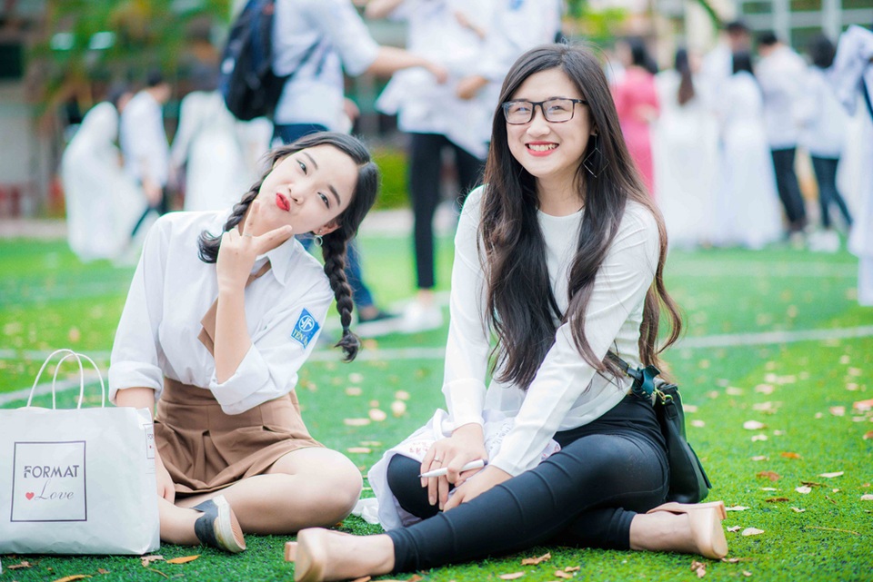 Lưu luyến phút chia tay của học sinh THPT Yên Hòa - 8 Ba năm cấp 3 là quãng thời gian đẹp của các bạn học sinh. Chỉ ngay sau buổi hôm nay nữa thôi, các bạn lại lo toan cho kỳ thi quan trọng nhất của cuộc đời sắp tới.