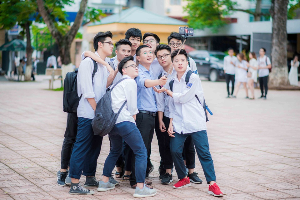 Lưu luyến phút chia tay của học sinh THPT Yên Hòa - 9 Thầy trò cùng nhau chụp ảnh tự sướng lưu lại những hình ảnh cuối cùng tại mái trường thân yêu.