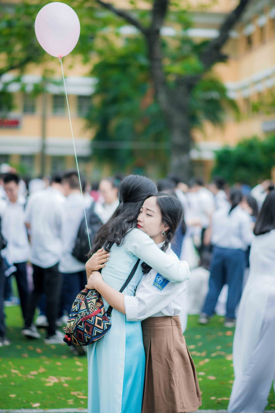 Lưu luyến phút chia tay của học sinh THPT Yên Hòa - 10 Cái ôm nồng thắm của cô trò đã gắn bó ba năm qua.