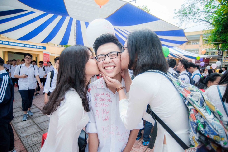 Lưu luyến phút chia tay của học sinh THPT Yên Hòa - 3 Một học sinh nam được 2 bạn nữ thơm vào má thể hiện tình cảm bạn thân suốt 3 năm học cùng nhau.