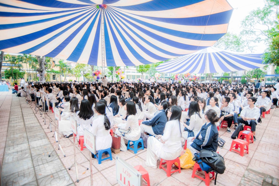 Lưu luyến phút chia tay của học sinh THPT Yên Hòa - 4 Toàn thể học sinh chăm chú nghe những lời chia sẻ từ các thầy cô giáo.