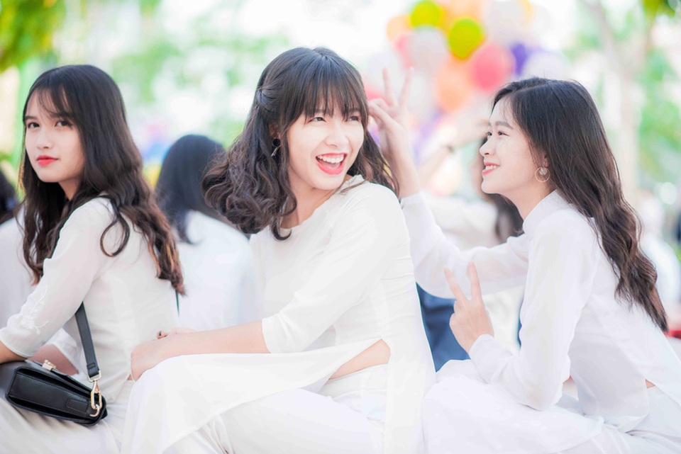 Lưu luyến phút chia tay của học sinh THPT Yên Hòa - 5 Nụ cười hồn nhiên trong sáng của tuổi học trò.