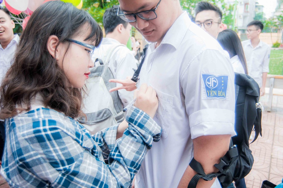 Lưu luyến phút chia tay của học sinh THPT Yên Hòa - 6 Các dòng lưu bút được vẽ lên chiếc áo trắng đồng phục.