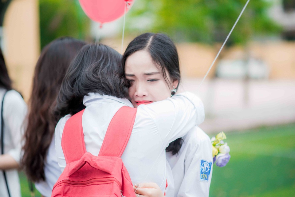 Lưu luyến phút chia tay của học sinh THPT Yên Hòa - 7 Những chiếc ôm, những giọt nước mắt đã rơi khi ngày mai không còn được học cùng nhau nữa.