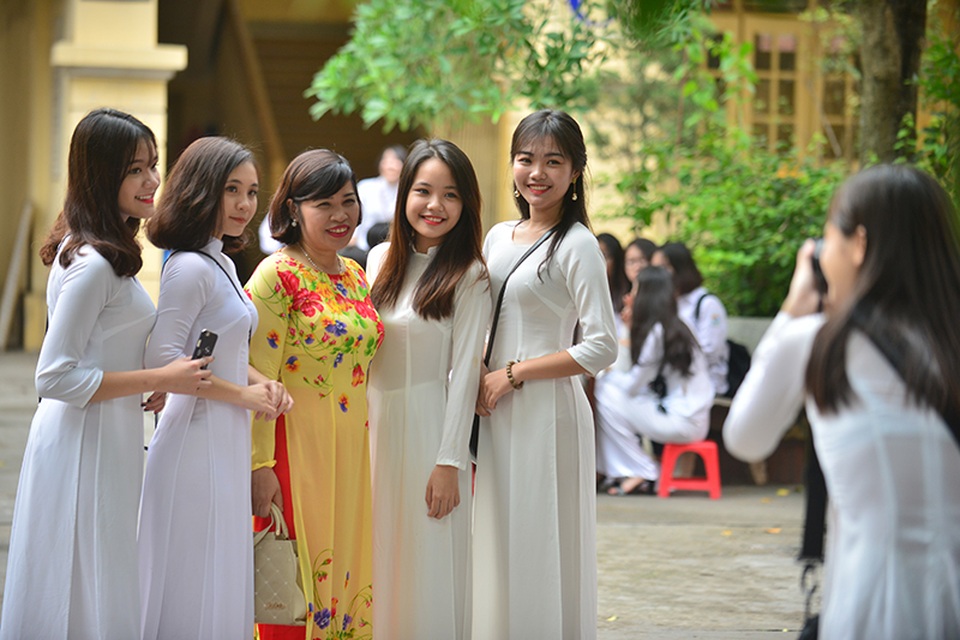 Học sinh Việt Đức đồng thanh nói cảm ơn cha mẹ và thầy cô - 5 Dịp bế giảng năm học là khi thầy trò bịn rịn chia tay sau một năm học miệt mài với sách vở