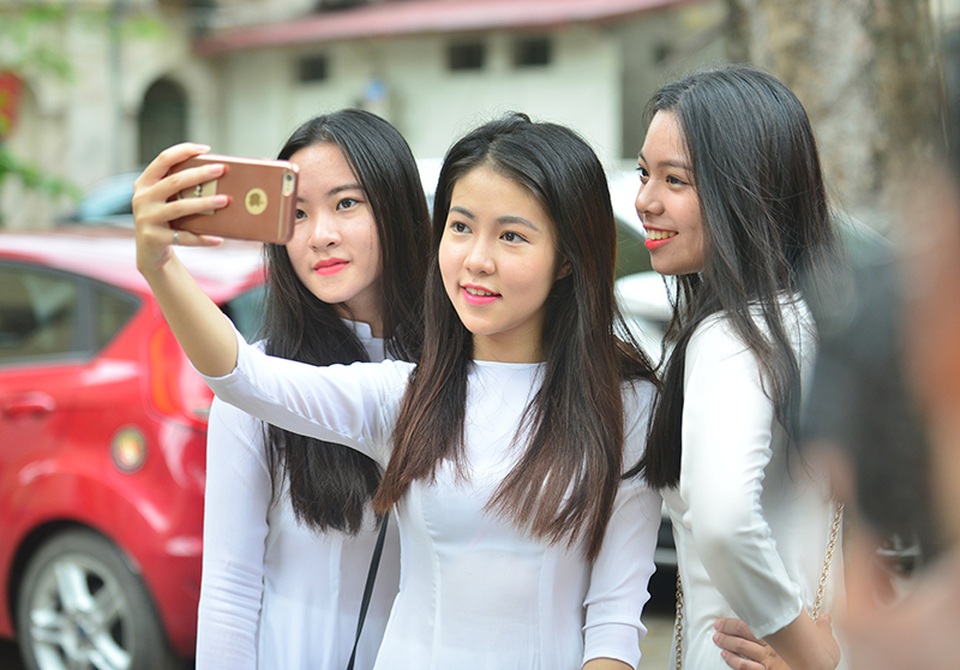 Học sinh Việt Đức đồng thanh nói cảm ơn cha mẹ và thầy cô - 11
Không quên lưu lại những bức ảnh kỷ niệm tuổi học trò.