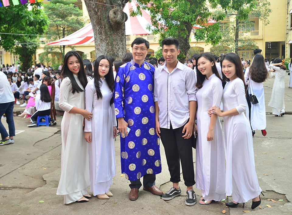 Học sinh Việt Đức đồng thanh nói cảm ơn cha mẹ và thầy cô - 4 Thầy hiệu trưởng THPT Việt Đức Nguyễn Quốc Bình nổi tiếng là một giáo viên gần gũi với học trò. Mỗi năm, thầy Bình đều có món quà bất ngờ dành cho học trò trong hai buổi lễ khai giảng và bế giảng.