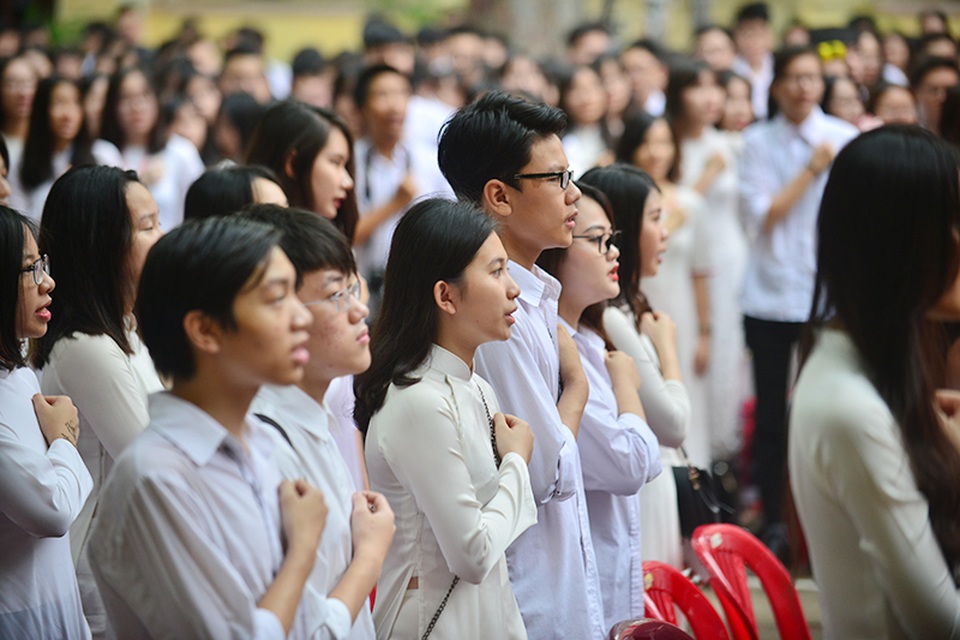 Học sinh Việt Đức đồng thanh nói cảm ơn cha mẹ và thầy cô - 2
Buổi lễ mở màn với lễ chào cờ trang nghiêm. Đối với học sinh khối lớp 12, đây là lễ chào cờ đầu tuần lần cuối cùng của các bạn dưới mái trường cấp 3 thân thương.