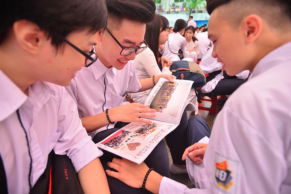 Học sinh Việt Đức đồng thanh nói cảm ơn cha mẹ và thầy cô - 10 Nhiều bạn tự tay làm kỷ yếu cho lớp mình. Những món quà handmade như thế này luôn được cả tập thể trân trọng.