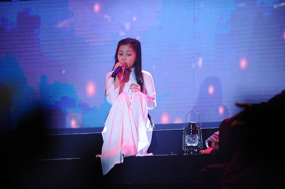 Ca sĩ Hồng Hạnh trở lại với phần kết hợp cùng bé Khánh Ngọc trong ca khúc Ca dao mẹ được hỗ trợ của dàn hợp xướng hoành tráng.