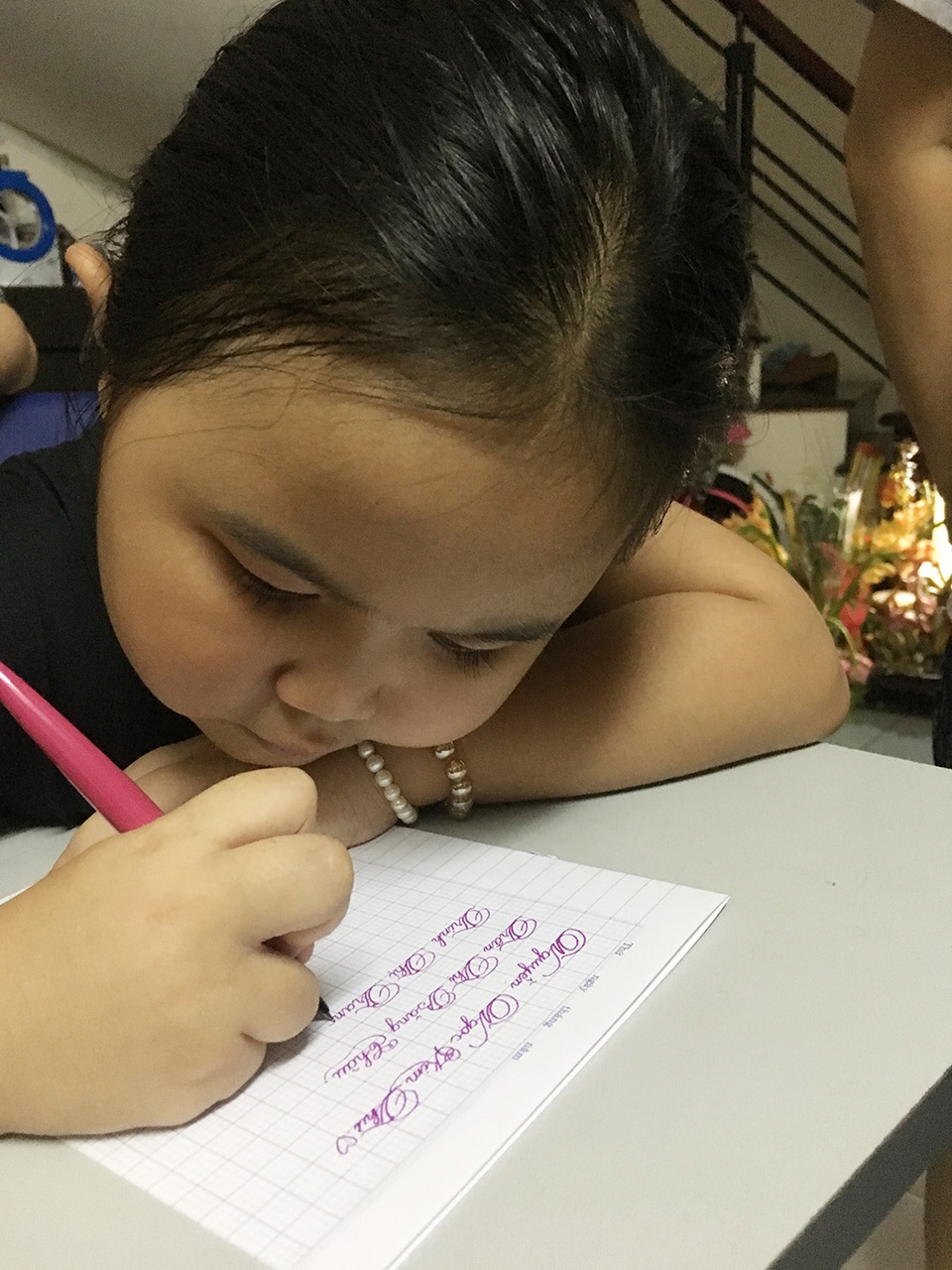 Những "bí mật" chưa biết về diễn viên nhí "gây sốt" Kim Thư - 12 Kim Thư thể hiện khả năng viết chữ rất đẹp của mình