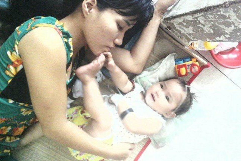 Cha mẹ nghèo cầu xin cứu đôi mắt của con gái nhỏ - 11 Nhiều đêm chăm con thiếp đi, Ngọc vẫn ôm chặt con như thể sợ khi mình tỉnh dậy thì không còn thấy con nữa