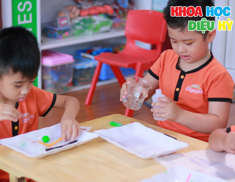 Thúc đẩy khả năng khám phá bản thân của trẻ thông qua khoa học - 4 Bé làm thực nghiệm.