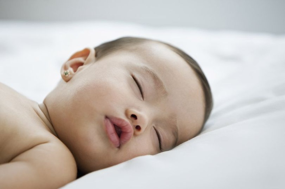 6 mẹo "luyện ngủ ngoan" cho bé sơ sinh - 1 6 mẹo "luyện ngủ ngoan" cho bé sơ sinh - 1