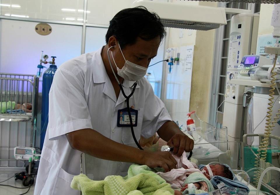 Bé gái sinh thiếu tháng thoi thóp trong túi nilon đặt trước cửa nhà dân - 2
Bé đang được các bác sĩ Bệnh viện Đa khoa tỉnh Đắk Lắk chăm sóc đặc biệt
