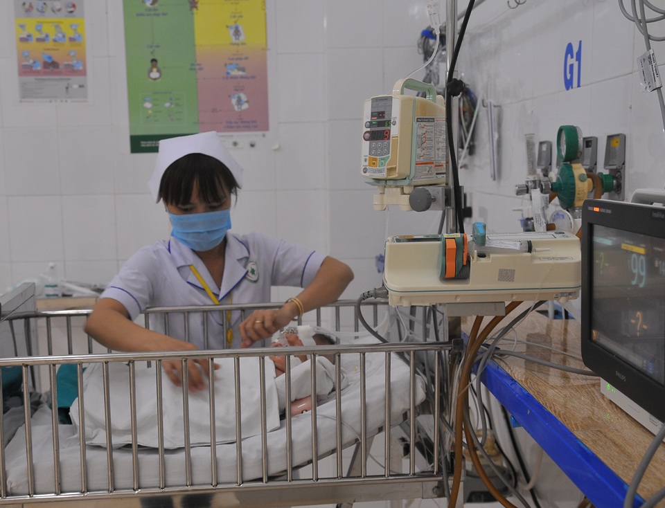 Hiếm gặp: Toàn bộ lá gan nằm ngoài ổ bụng khi vừa chào đời - 1 Bé trai H.M.H. được các bác sĩ chăm sóc phục hồi sau phẫu thuật
