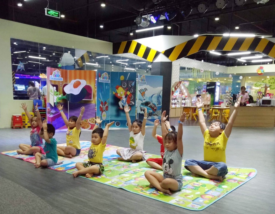 Bé đang tham gia lớp tập Yoga.