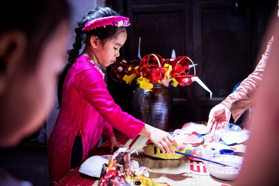 Quán Ăn Ngon phát hành bưu thiếp Thu Vọng Nguyệt quảng bá du lịch - 11 Bé vẽ mặt nạ giấy bồi - Tác giả Chí Linh.