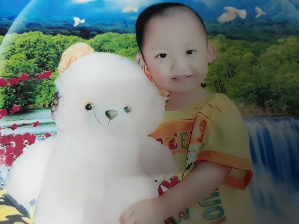 Ước mơ làm lính cứu hỏa của cậu bé bị cha tẩm xăng đốt - 3 Hình ảnh kháu khỉnh khi Linh tròn 2 tuổi