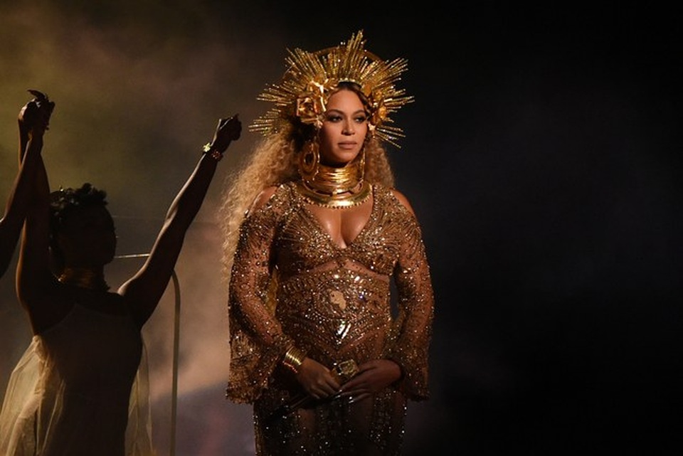 Beyonce tự tin ra phố sau 1 tháng sinh nở - 7
Beyonce - bầu bí vẫn trình diễn bốc lửa tại lễ trao giải Grammy 2017.