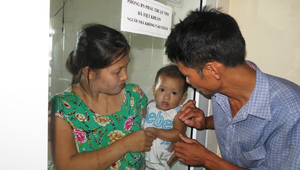 “Giờ cha biết lấy gì để lo cho con đây” - 5 Mắc phải bệnh tim bẩm sinh nên sức khỏe Tố Uyên rất yếu.