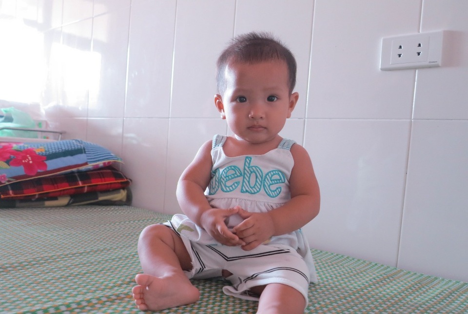 “Giờ cha biết lấy gì để lo cho con đây” - 4 Nhìn con gái bé bỏng sắp lên bàn mổ anh Hương chỉ biết lặng nhìn nó từ phía sau cửa kính.
