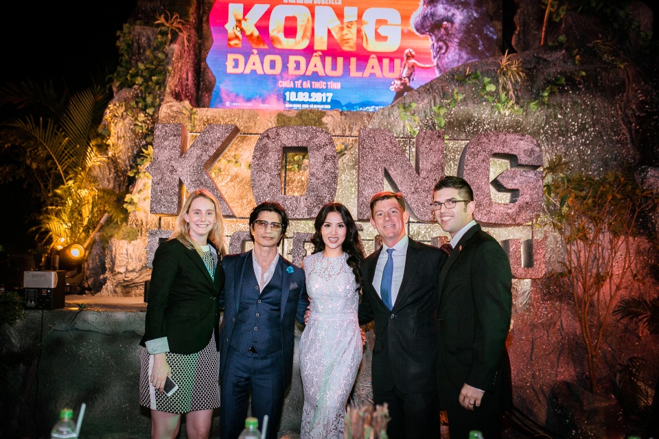 Điểm cộng và điểm trừ của "Kong: Skull Island" trong mắt nghệ sĩ Việt - 1 Vợ chồng Dustin Nguyễn - Bebe Phạm cùng các vị khách quốc tế trong buổi ra mắt phim Kong: Skull Island tối qua tại TP.HCM. Ảnh: Phạm Thế Đông.