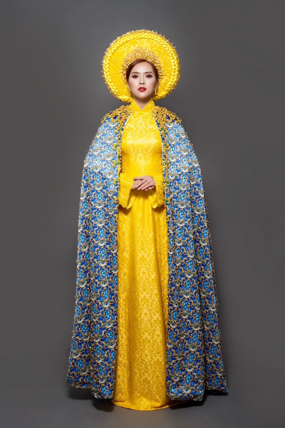 Bộ trang phục mang phong cách quý tộc, kiêu sa.