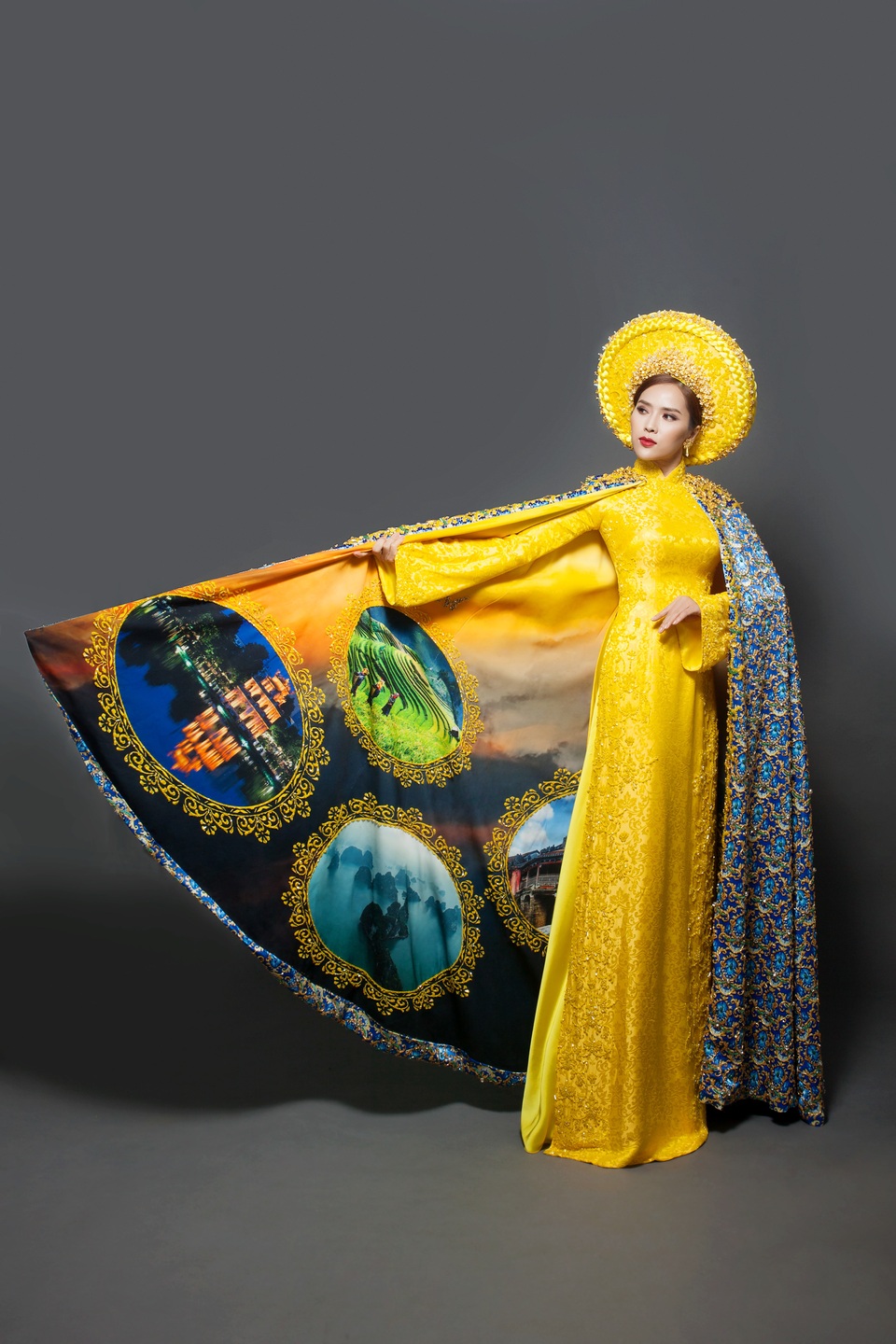 Trên tà áo dài có nhiều địa danh nổi tiếng của Việt Nam.