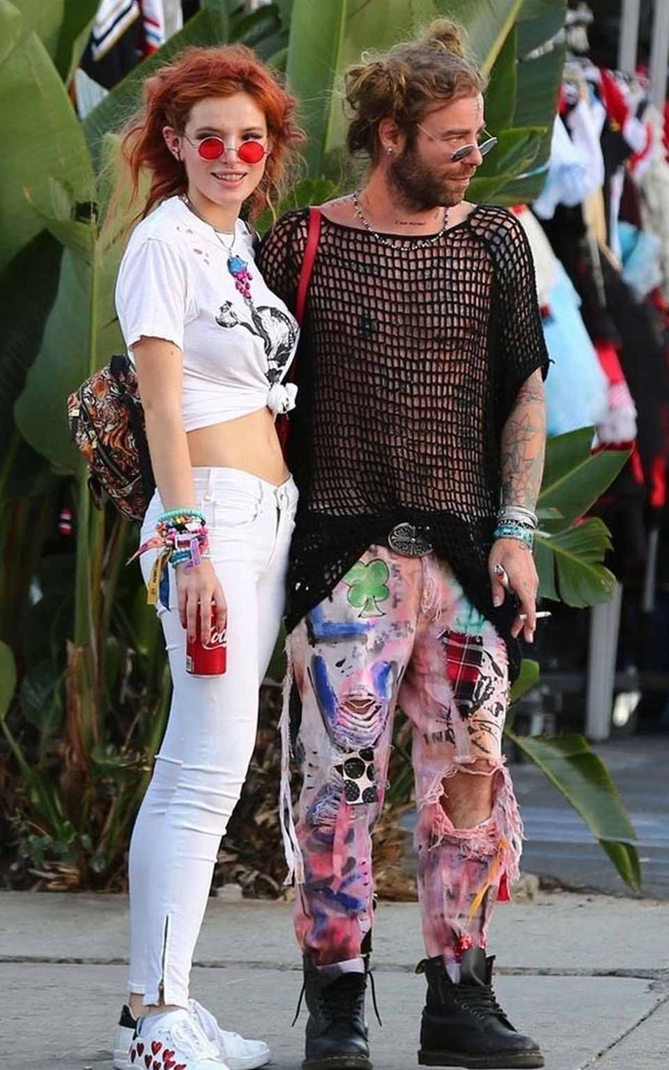 Bella Thorne liên tục "thả rông" vòng một dạo phố - 11
Cô ăn mặc bụi bặm và phá cách hơn khi ở bên rapper Mod Sun.