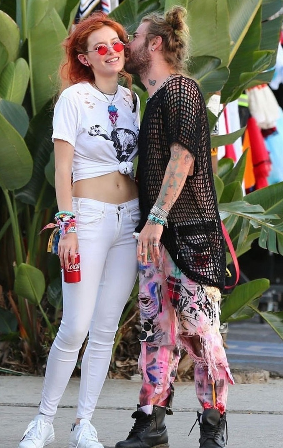 Bella Thorne liên tục "thả rông" vòng một dạo phố - 10
Những khán giả từng yêu mến hình ảnh trong sáng của Bella trong quá khứ lo ngại rằng, cô sẽ tuột dốc như một số ngôi sao đàn chị như Lindsay Lohan, Amanda Bynes... nếu tiếp tục duy trì hình ảnh và lối sống hiện tại.
