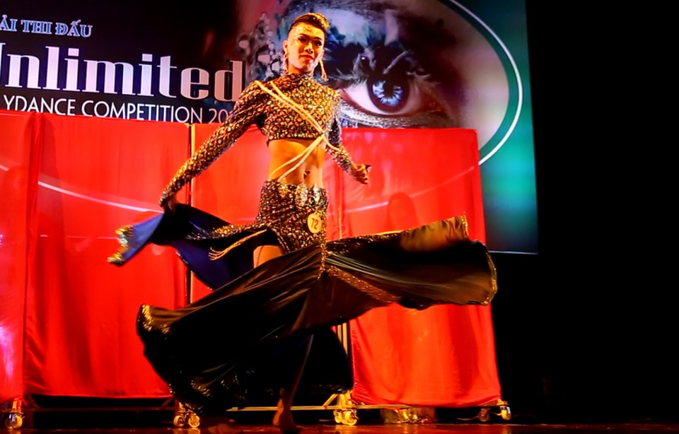 
Quốc Dũng thể hiện những bước nhảy uyển chuyển, mềm dẻo không thua kém phái nữ.
