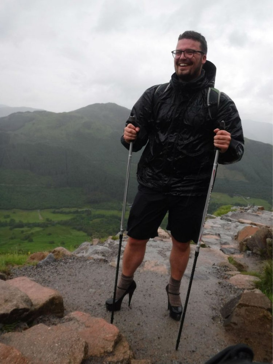 Nam sinh 19 tuổi đi giày cao gót chinh phục đỉnh núi cao nhất nước Anh - 2 Nam sinh 19 tuổi đi giày cao gót chinh phục đỉnh núi cao nhất nước Anh - 2