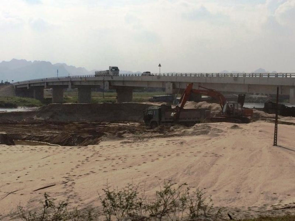 Hà Nam: Hám lợi nhuận khủng, “cát tặc” vẫn liều mình khai thác - 3 Một số bến bãi vật liệu nằm ven bờ sông ở địa bàn tỉnh Hà Nam