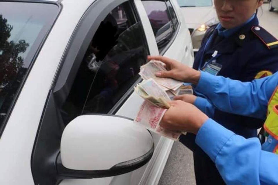 Hàng trăm tài xế dàn xe mua vé bằng tiền lẻ, trạm thu phí ùn tắc - 1 Lái xe dùng tiền lẻ để mua vé khiến công tác giao dịch gặp nhiều khó khăn, mất thời gian nên giao thông 2 bên cầu Bền Thủy 1 bị ách tắc