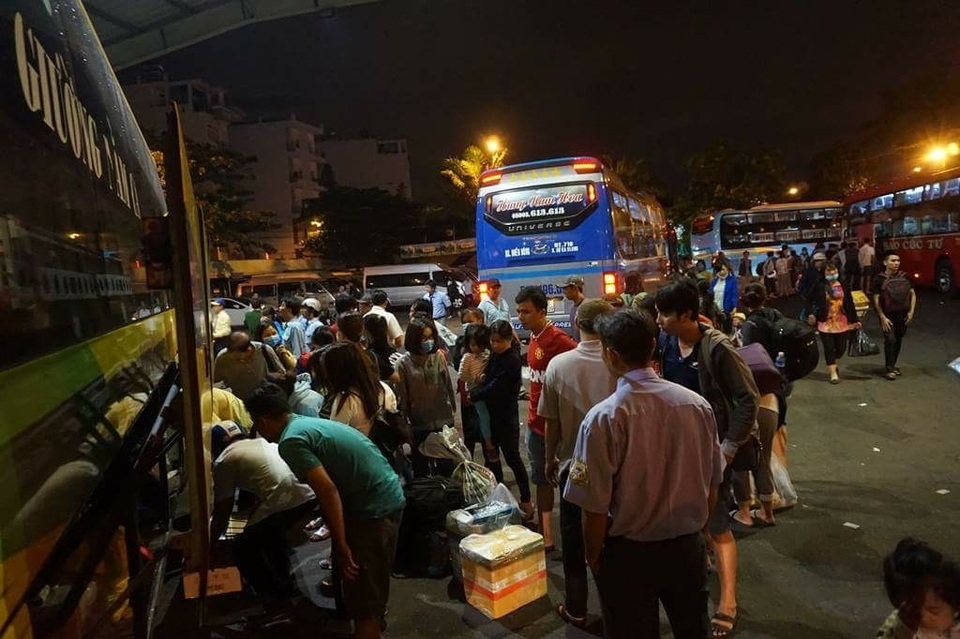 Bến xe đông nghịt từ nửa đêm, đường phố Sài Gòn kẹt cứng - 1
Khoảng 2h sáng 3/5, kết thúc kỳ nghỉ lễ kéo dài 4 ngày, xe khách từ các tỉnh miền Trung, Tây Nguyên đã dồn về bến xe Miền Đông trả khách.