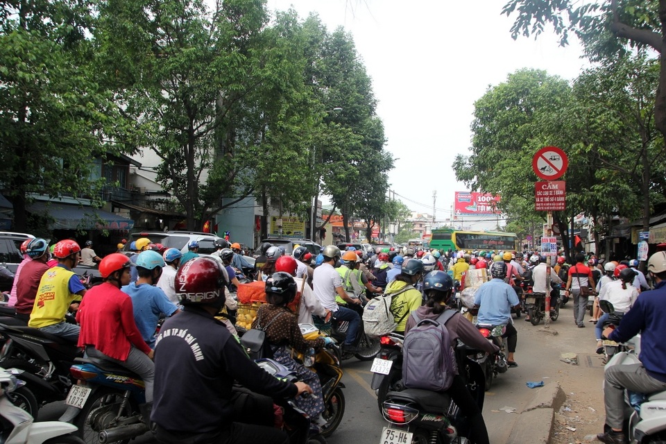 Bến xe đông nghịt từ nửa đêm, đường phố Sài Gòn kẹt cứng - 9 Bến xe đông nghịt từ nửa đêm, đường phố Sài Gòn kẹt cứng - 9