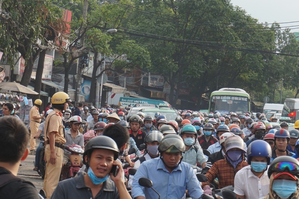Bến xe đông nghịt từ nửa đêm, đường phố Sài Gòn kẹt cứng - 10 Các phương tiện nối đuôi di chuyển qua khu vực bến xe Miền Đông