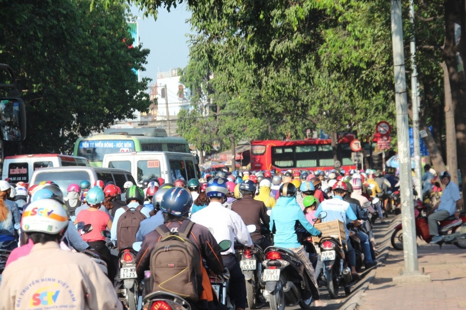 Hàng nghìn phương tiện chen chúc, phóng lên vỉa hè, di chuyển từng chút một trước khu vực bến xe miền Đông