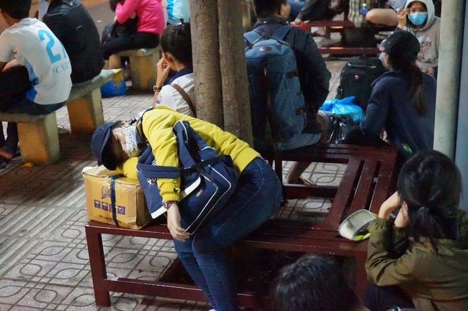 Bến xe đông nghịt từ nửa đêm, đường phố Sài Gòn kẹt cứng - 6
Bến xe đông nghịt từ lúc 2h sáng.