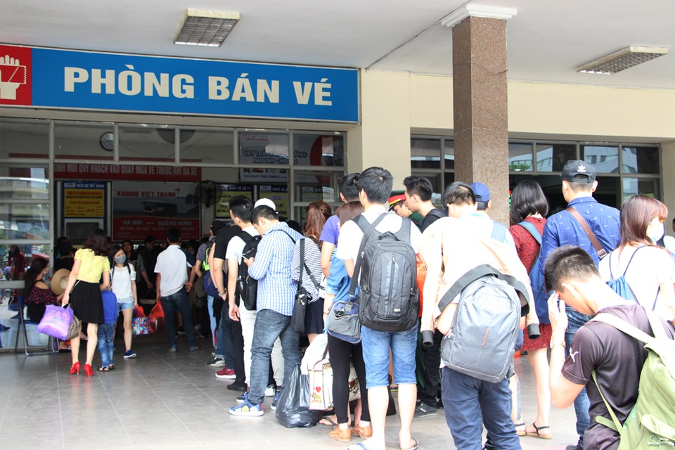 Hà Nội: Xếp hàng mua vé, chen nhau lên xe khách về quê nghỉ lễ - 4 Hà Nội: Xếp hàng mua vé, chen nhau lên xe khách về quê nghỉ lễ - 4