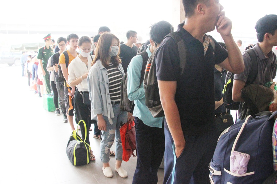 Hà Nội: Xếp hàng mua vé, chen nhau lên xe khách về quê nghỉ lễ - 5 Kiên nhân, trật tự xếp hàng chờ đến lượt vào quây mua vé.