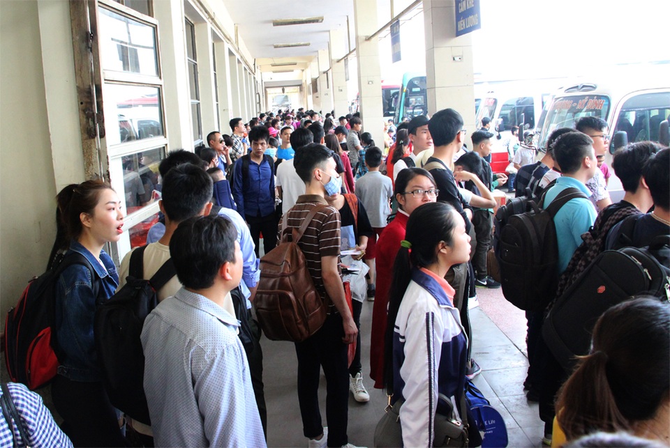 Hà Nội: Xếp hàng mua vé, chen nhau lên xe khách về quê nghỉ lễ - 13 Hàng lang phía sau bến xe Mỹ Đình đông kín người.