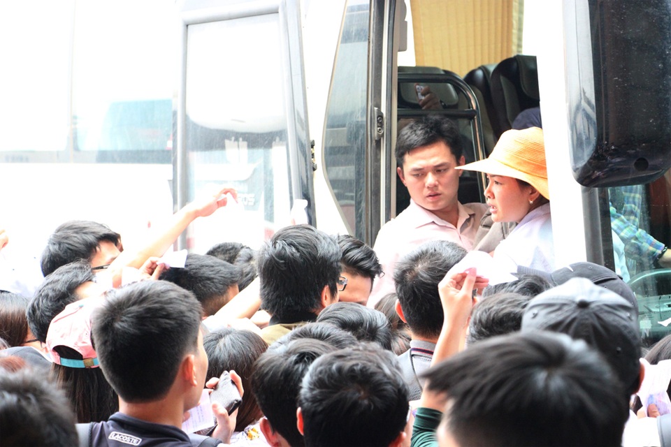 Hà Nội: Xếp hàng mua vé, chen nhau lên xe khách về quê nghỉ lễ - 2 Người dân xếp hàng chờ mua vé và chen nhau lên xe khách để về quê nghỉ lễ.