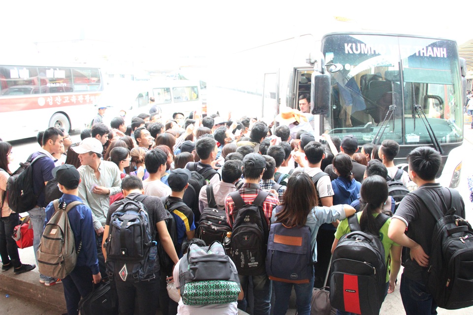 Hà Nội: Xếp hàng mua vé, chen nhau lên xe khách về quê nghỉ lễ - 14 Hà Nội: Xếp hàng mua vé, chen nhau lên xe khách về quê nghỉ lễ - 14