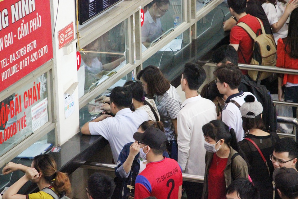 Hà Nội: Xếp hàng mua vé, chen nhau lên xe khách về quê nghỉ lễ - 11 Hà Nội: Xếp hàng mua vé, chen nhau lên xe khách về quê nghỉ lễ - 11