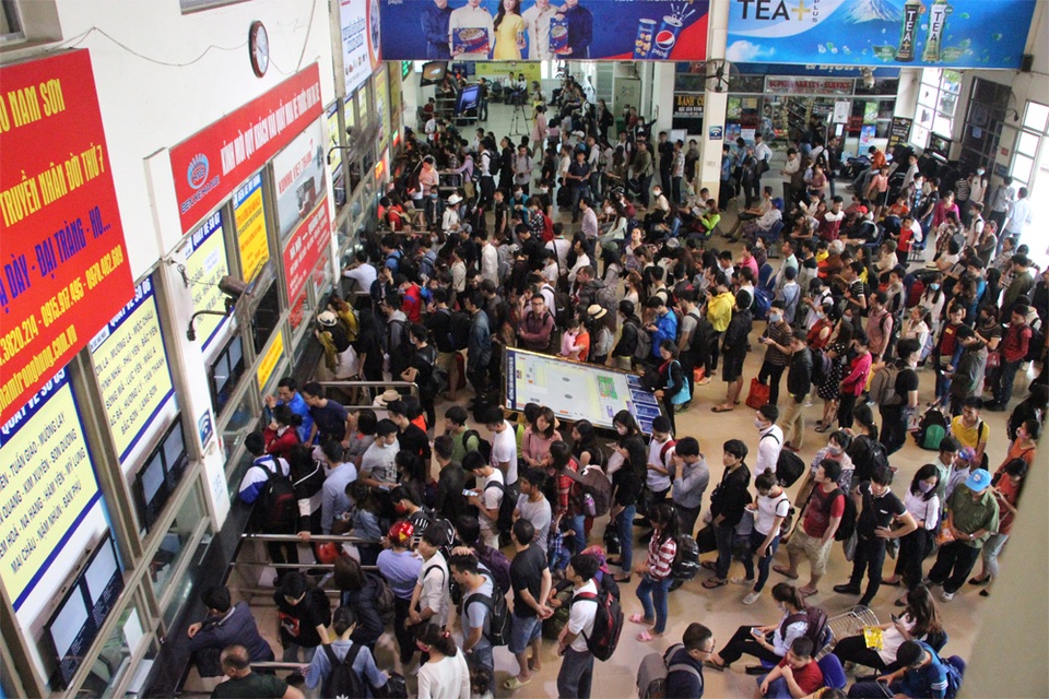 Hà Nội: Xếp hàng mua vé, chen nhau lên xe khách về quê nghỉ lễ - 9 Hà Nội: Xếp hàng mua vé, chen nhau lên xe khách về quê nghỉ lễ - 9