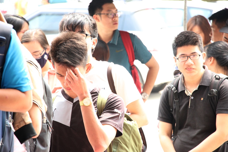 Hà Nội: Xếp hàng mua vé, chen nhau lên xe khách về quê nghỉ lễ - 6 Nhiều hành khách tỏ ra mệt mỏi khi chờ đợi...